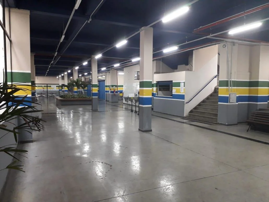 Amplo pátio interno do Colégio UB